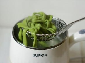 面条煮熟透捞出装盘。