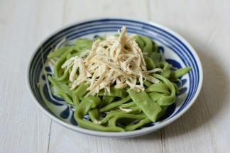 将鸡脯肉手撕成丝，加入面条中。