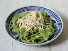 将鸡脯肉手撕成丝，加入面条中。