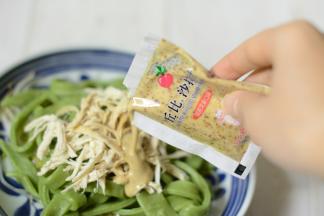 13.加入沙拉汁拌均匀就可以吃啦。