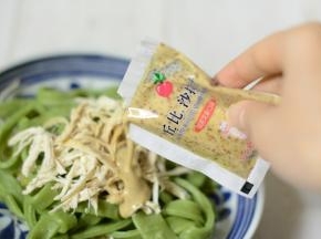 13.加入沙拉汁拌均匀就可以吃啦。