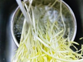 将韭黄摘掉不新鲜的叶子，用冷水冲洗干净，泡5分钟，