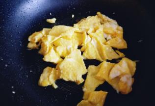 待蛋液凝固后用铲子将鸡蛋饼切小块，盛出备用。