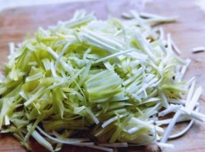 将洗干净的韭黄切段。