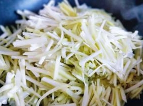 再次起油锅加入切好的韭黄。