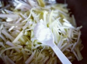 加入白砂糖，加入盐。