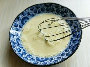 用手动打蛋器打散。