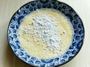 加入低筋面粉，用手动打蛋器打散。