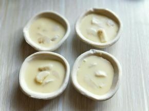 加入做好蛋挞液，加入八分满即可。