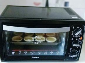 烤箱210度预热5分钟，蛋挞入烤箱中层210度烤18-20分钟。【根据自家烤箱性能另定】注意观察颜色