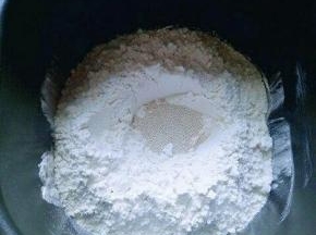 最后再面粉的顶端挖个小洞，(不要挖到液体) 把酵母粉倒入挖好的洞洞里。再用旁边的面粉将酵母粉盖上。