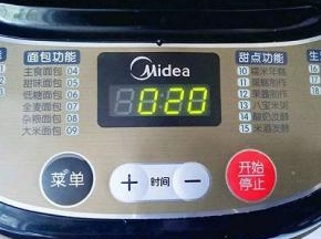 启动面包机，自动揉面20分钟。