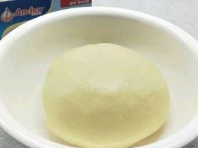 盖上保鲜膜进行基础发酵。