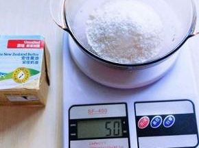 做椰蓉馅，椰蓉称重。