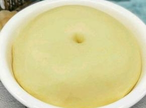 这时面团已经发酵好，是原来的2倍大，用手指摁一下，不回缩即可。