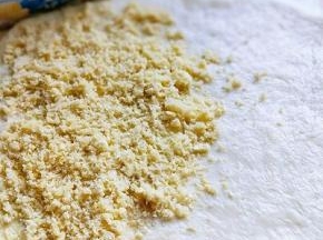 用擀面杖擀长方形，左边三分之一铺上椰蓉馅。如图。