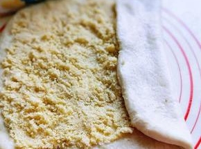 右边的三分之一对折，如图，