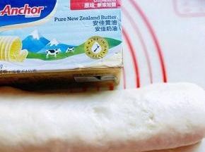 再将三分之一折过去，如图，再用擀面杖擀长方形，再折三折，步骤同上，就是重复一次。