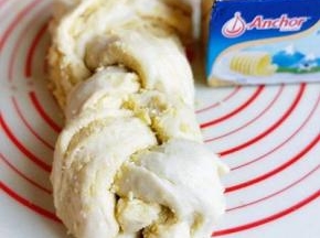 之后再次擀长方形，切出三条，顶部不要切断。编成辫子形状即可，切口尽量朝上，不要编的太紧。