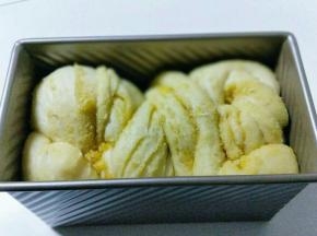 发酵至8分满即可开始烘烤，表面刷上一层薄薄的蛋液，入烤箱下层，170度烤35分钟即可。