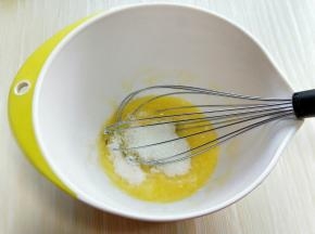 加入细砂糖，打均匀。