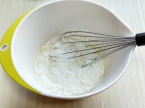 再筛入低筋面粉和泡打粉，打均匀。