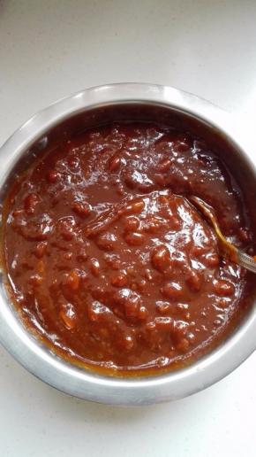 黄豆酱与甜面酱混合在碗里，搅匀；