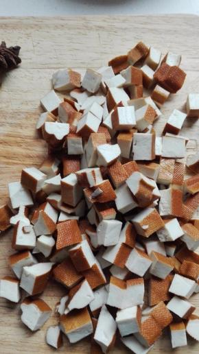 豆腐干切成小丁
