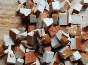 豆腐干切成小丁