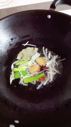 放入所有的香料，开小火慢慢靠出香料的香味