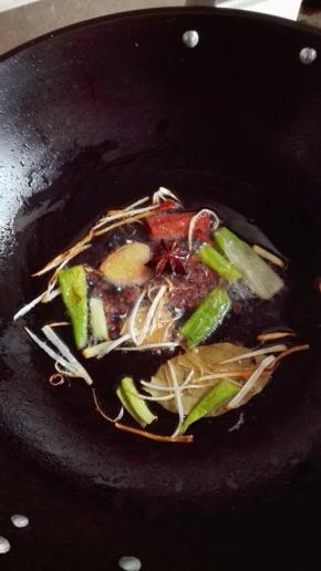 捞出所有的材料不用，只留下油在锅里