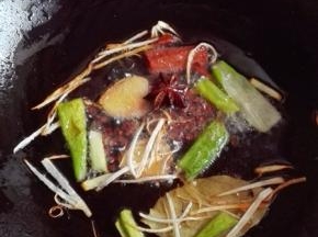 捞出所有的材料不用，只留下油在锅里