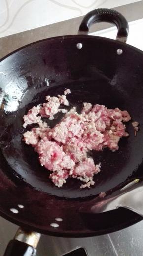 放入肉馅翻炒，继续用小火；