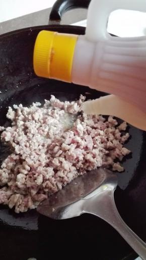 炒制肉馅变色，放入一勺料酒