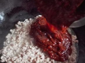 放入拌匀的酱翻炒均匀