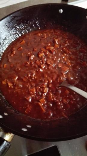 拌匀之后，放入一碗清水，小火慢炖，其中要不停的翻炒，以免糊锅