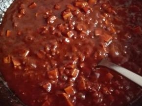 拌匀之后，放入一碗清水，小火慢炖，其中要不停的翻炒，以免糊锅