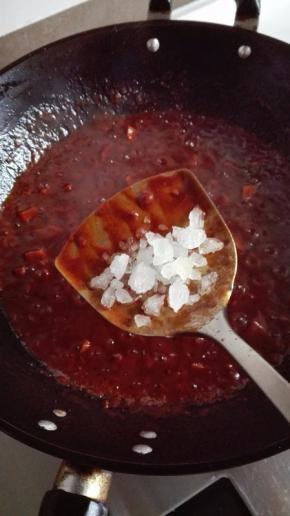 大约30分钟左右，水分已基本靠干，酱也变得油光红亮，放入冰糖