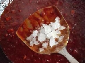 大约30分钟左右，水分已基本靠干，酱也变得油光红亮，放入冰糖