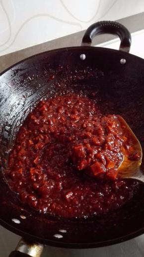 继续翻炒至糖融化，酱也更加浓稠，关火，盛出装入保鲜盒里，彻底放凉以后放入冰箱冷藏保存