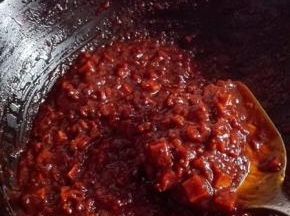 继续翻炒至糖融化，酱也更加浓稠，关火，盛出装入保鲜盒里，彻底放凉以后放入冰箱冷藏保存