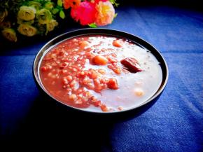 时间到，桂圆莲子八宝粥煮好了，可以美美的享用了，加入冰糖，香香甜甜的，比买的还好喝哦！