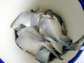 鲳鱼剪掉头部和鳃，洗净控干