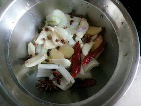 准备配料:葱切小段，蒜拍散切片，姜切片