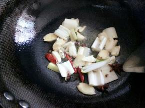 热锅倒油，放入料，爆出香味，中火