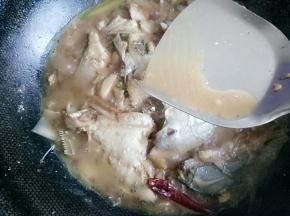 中间慢慢的推，用铲子铲起汤汁淋在鱼上，让鱼更好的入味，汤汁收的差不多了，关火