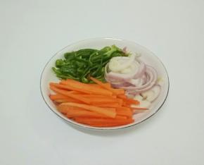 把胡萝卜，洋葱，青椒切成丝。