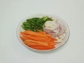 把胡萝卜，洋葱，青椒切成丝。