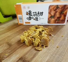 再把咖喱块稍微切小一点。