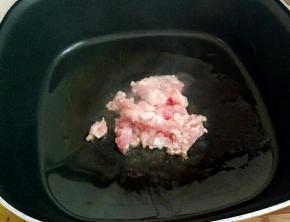 锅中下猪肉煸香